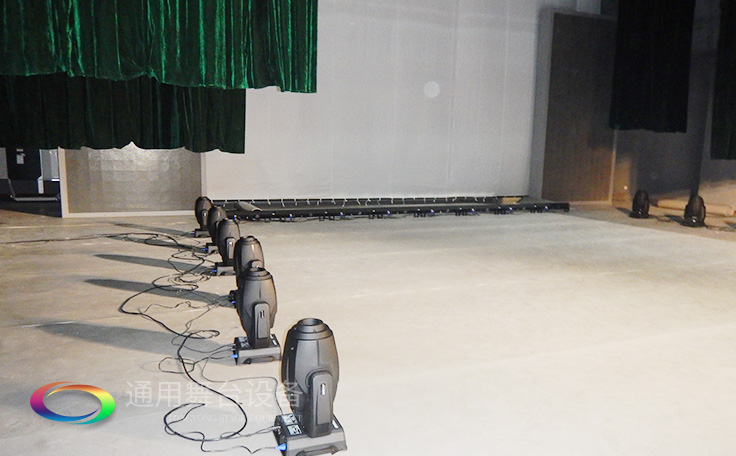 广东文艺职业学院音乐与舞蹈学院排练室项目交付，包含舞台幕布、舞台灯光设备等