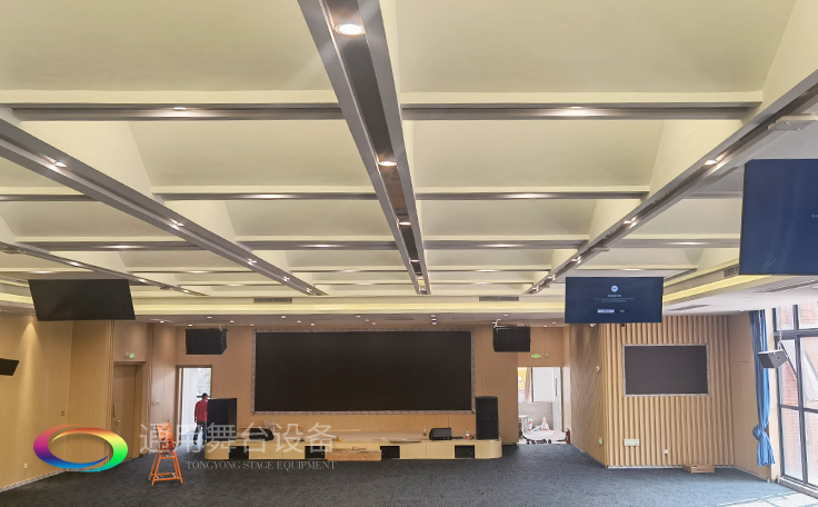 广州源雅学校报告厅项目由通用舞台阻燃幕布承建