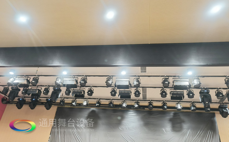 江苏某学校报告厅项目舞台矩阵音响、舞台吊杆——泰州通用舞台、舞台幕布精品工程展示